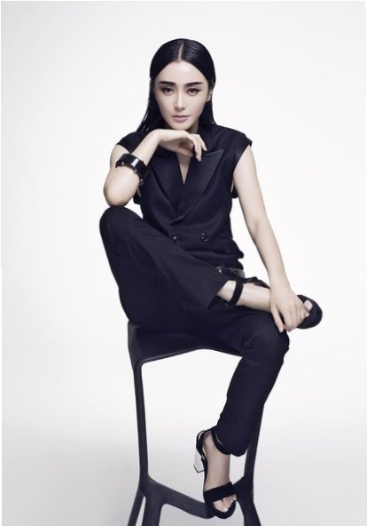 秦岚时尚感太强了，把自己包的密不透风，防疫与时尚两不误