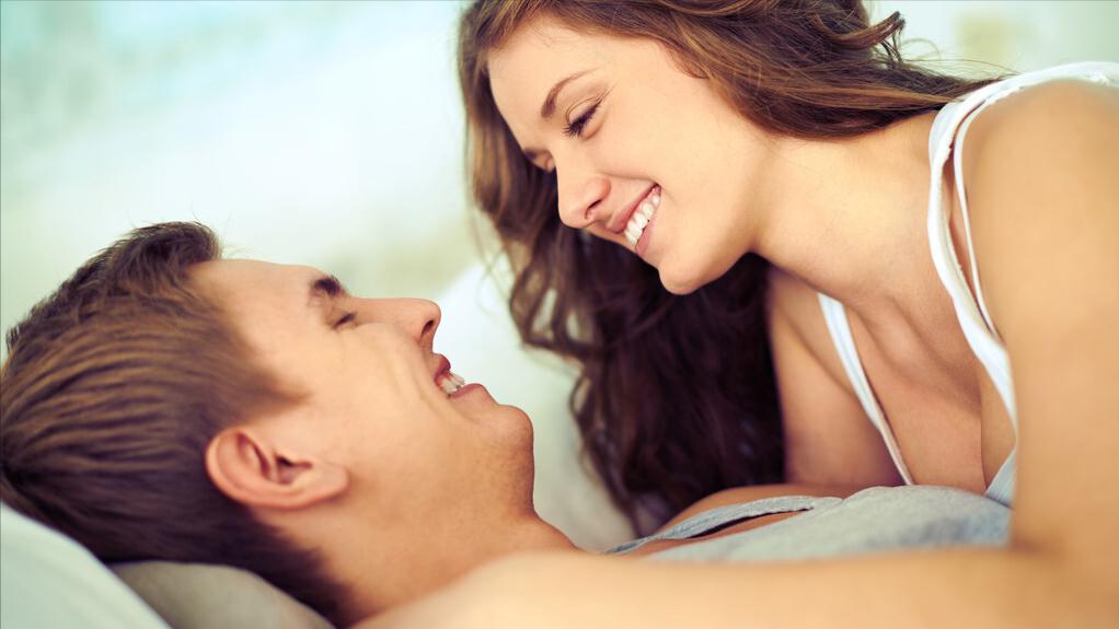 15岁男孩与13岁女孩自愿发生*行为性**，是否构成强奸罪？