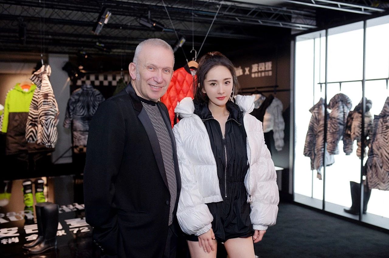 马云朴实的穿搭,马云穿的羽绒服是什么品牌