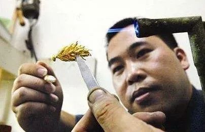 铂金钻戒一直佩戴会有磨损吗,黄金戒指戴久不亮怎么办