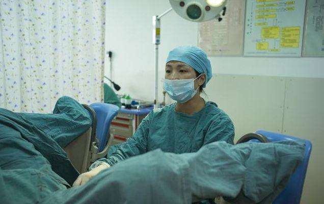 顺产内检是直接摸到婴儿头吗,顺产前医生伸手检查