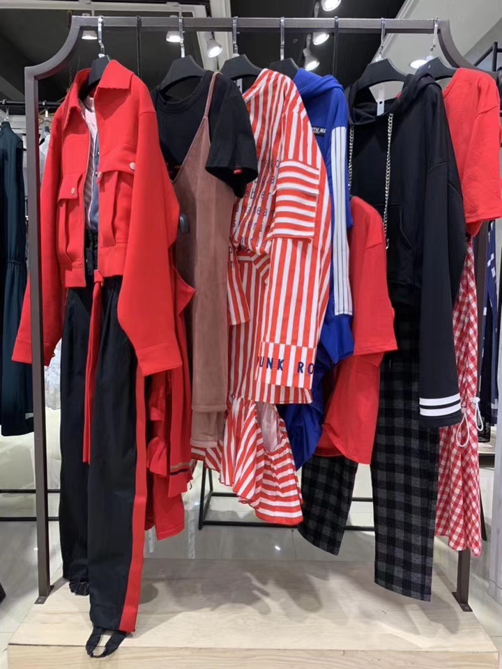 乌丫大牌女装折扣批发,品牌折扣女装批发公司货源