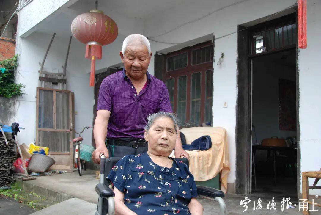 8旬老太坚守一生照顾瘫痪丈夫56年,81岁老人独自照顾瘫痪妻子40年