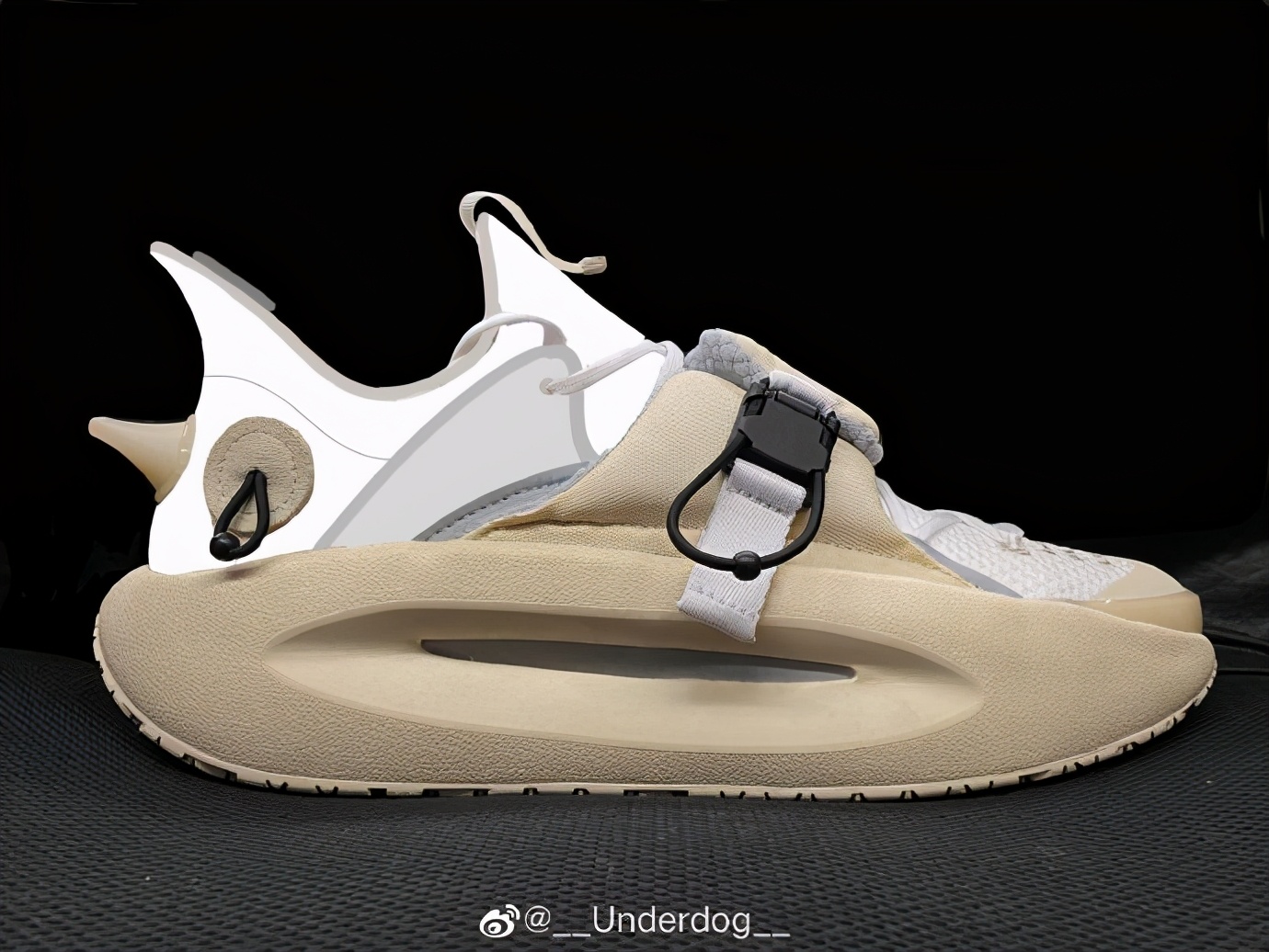 时装周新品拖鞋太帅了!外形惊喜,中底全掌䨻,这是李宁永远的神