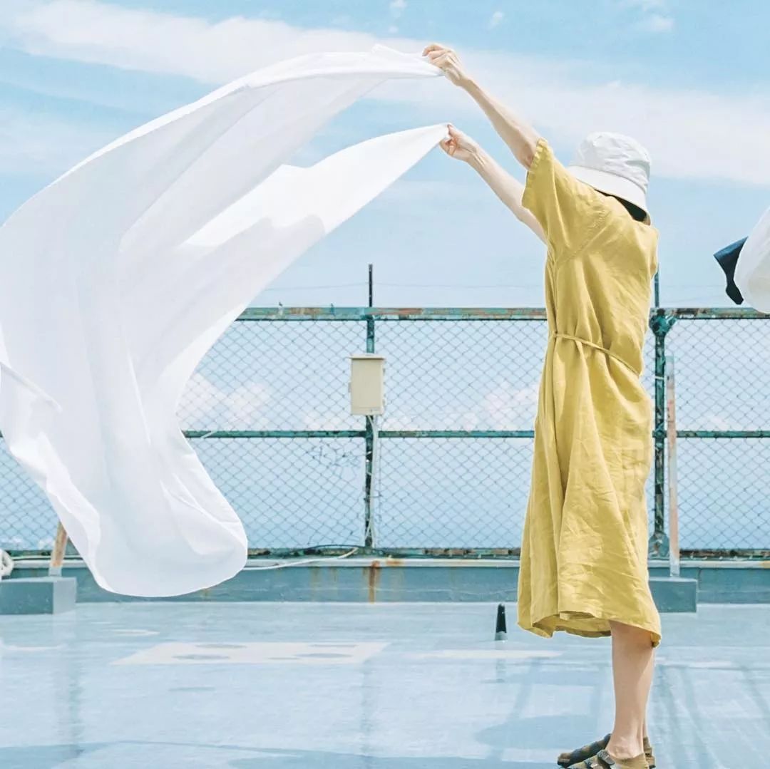 拍照尴尬怎么化解,拍照不自然不上镜的解决办法