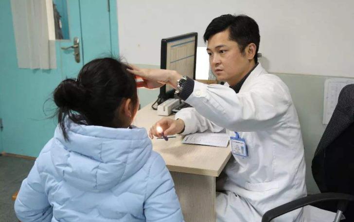 女童眼睛里有黑斑,女童黑眼球里有白点