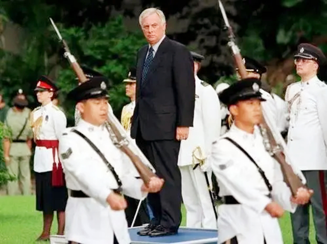 1997年香港回归场景如何，彭定康无法言喻，港督女儿哭到难以自已