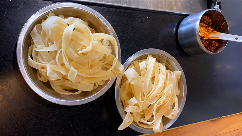 长途跋涉38公里，一人一桌还要量体温，这样的驴肉汤喝得值不值？