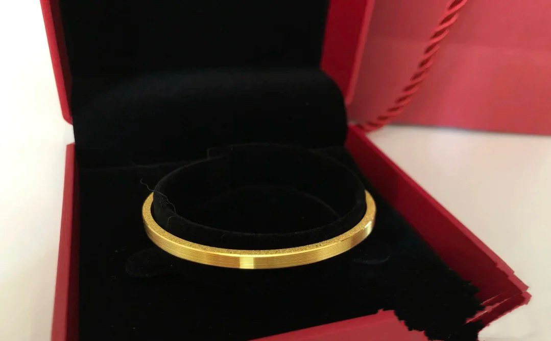 足金和999的足金首饰哪个贵,足金999的首饰和足金有什么区别