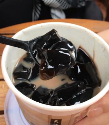 吃甜品就吃老字号龟苓膏,龟苓膏和甜品哪个好吃