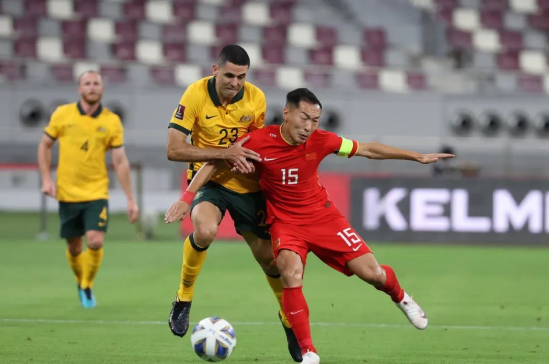 国足vs日本李铁场边指挥,国足击败越南队李铁采访