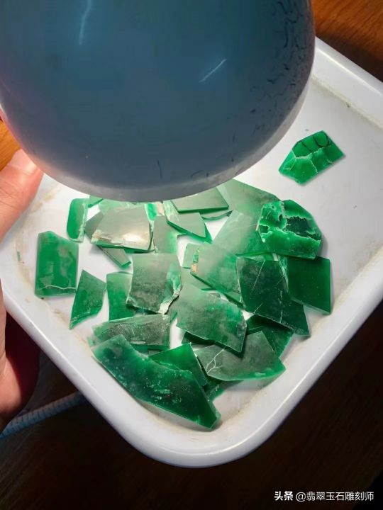 大学生暑假打工赚了6800,给母亲买礼物却被无良主播骗去买假玉