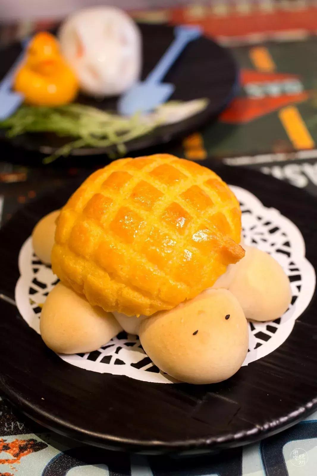 9元一个乌龟包，80+种港式茶点，这家超会卖萌的茶餐厅进门就送你