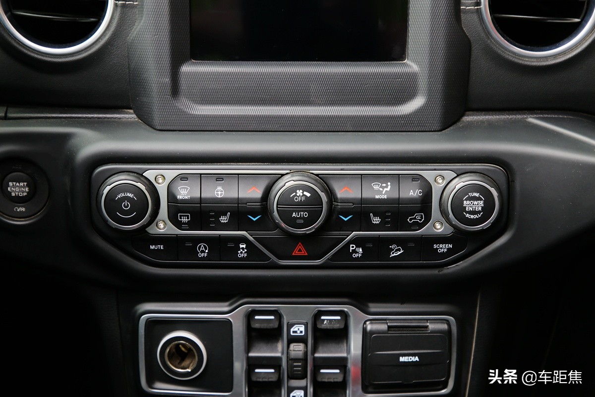 感受牧马人第一视角,牧马人沉浸式体验白色内饰