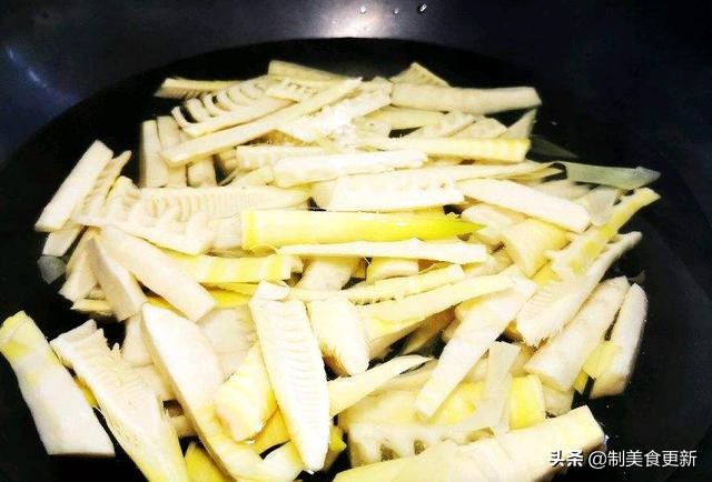 油焖春笋最正确的做法,第一波非常嫩的春笋要焯水几分钟
