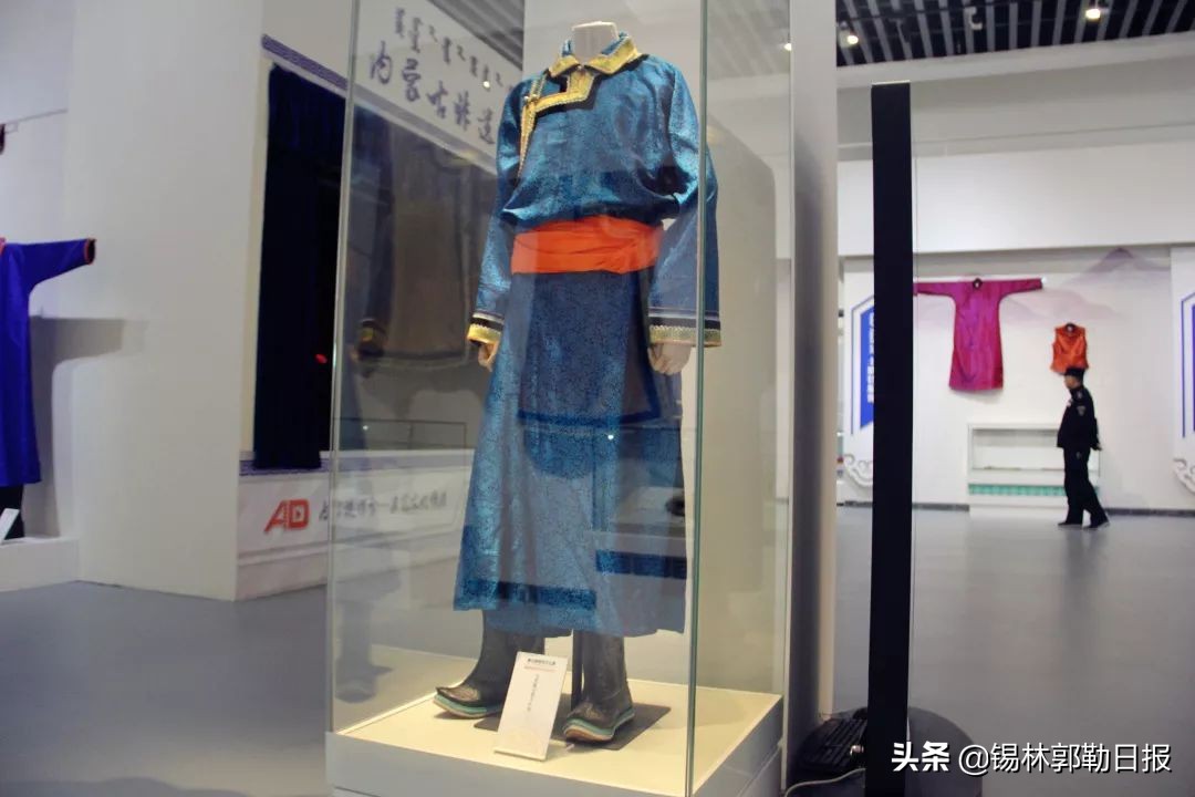 科尔沁部落蒙古族传统服饰,锡伯族服装和蒙古族服饰