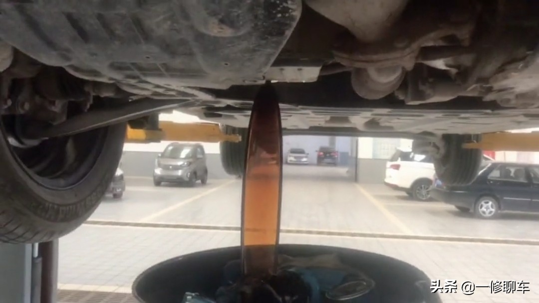 换下来的机油颜色是黄色的正常吗,我车换机油1年了机油为何变黑了