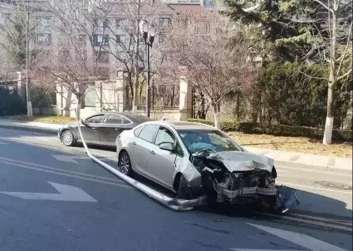 大连四车连撞最新信息,大连小轿车撞人事件最新消息