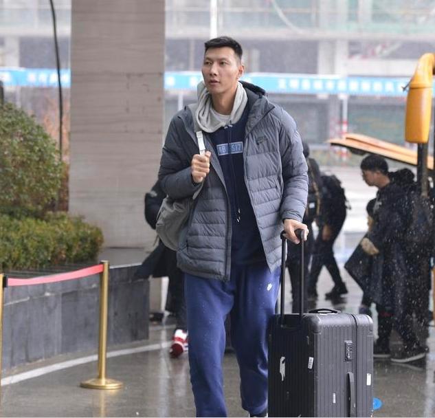 易建联国家队定妆照帅气 (易建联红色衣服)