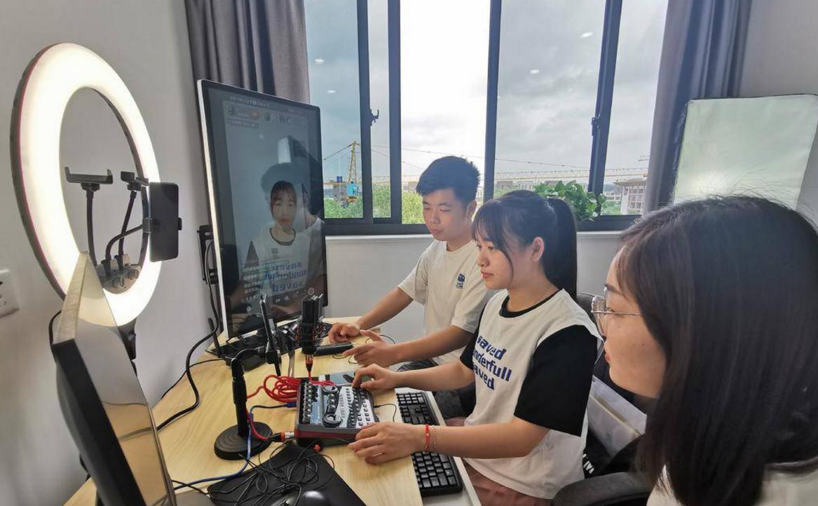 寒窗苦读却输给网红,12年寒窗苦读15年成为普通人