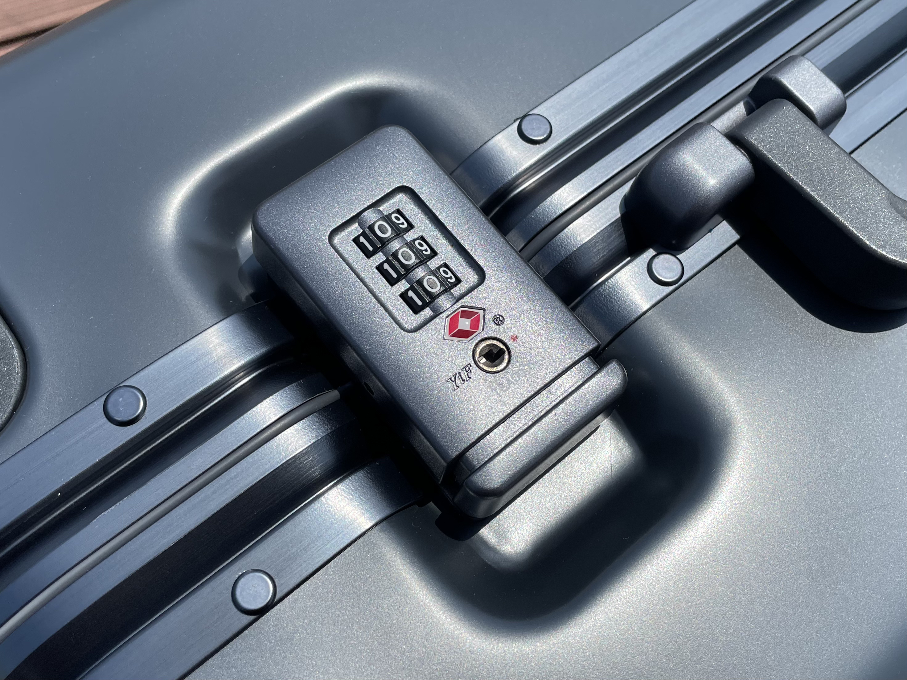 行李箱怎么选最合适,三看一查教你识别合格电子产品