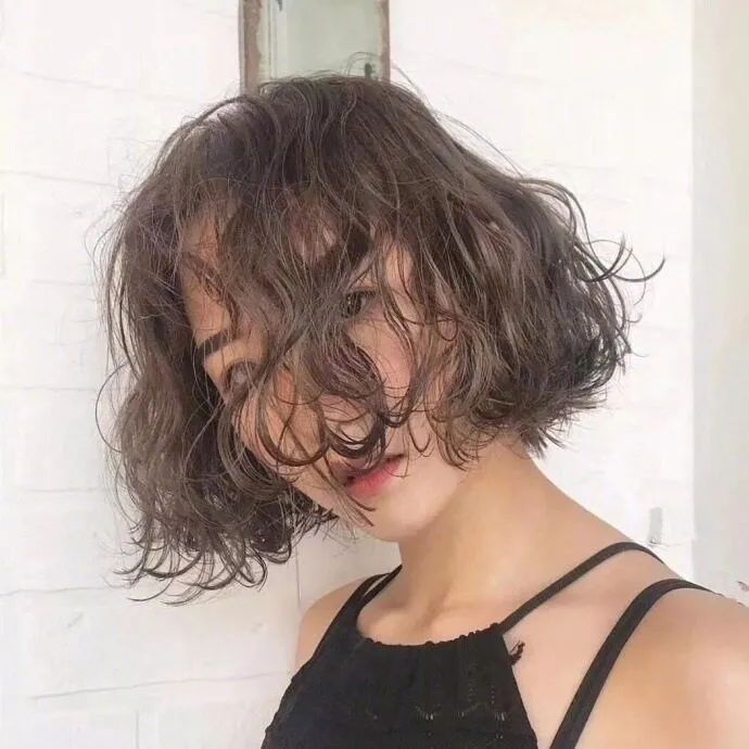 有哪些好看又显脸小的发型,适合脸小的长脸型发型女