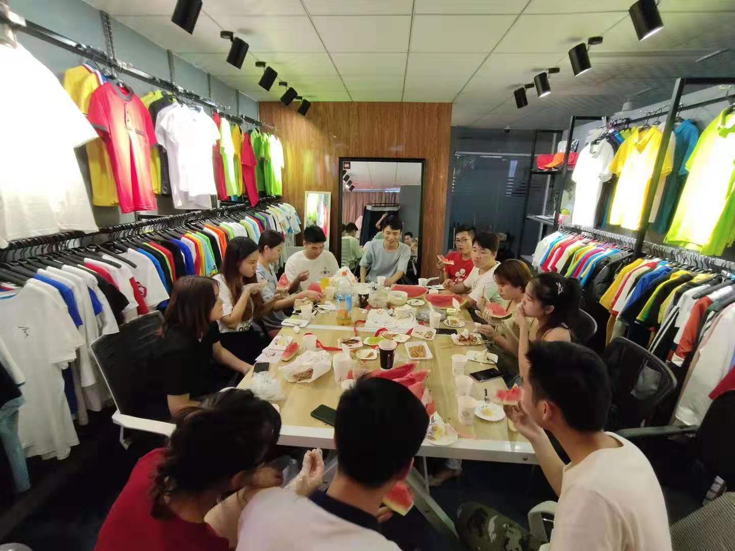 广西东兰县两贫困大学生带着年入500万元的公司毕业