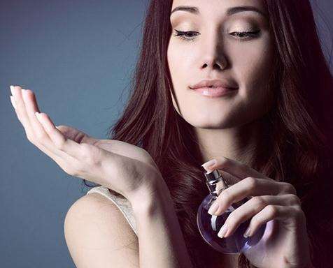 香水怎么用？可别以为喷就完事了！基础教程拿去