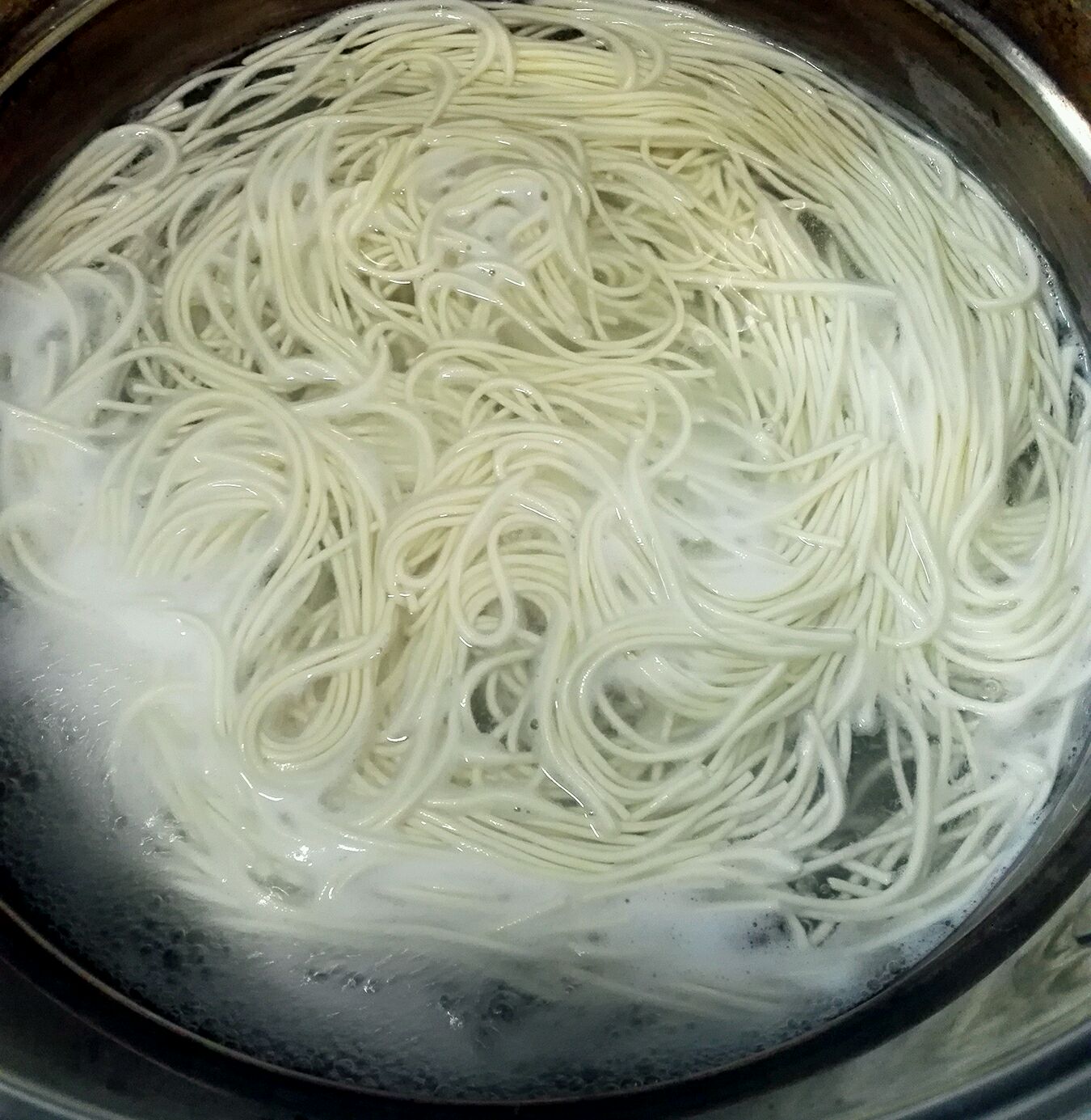 煮面条软塌佗成一团？只需6个小技巧，面条劲道爽滑，家人超爱吃