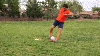 拿球怎么转身,踢球转身慢怎么训练