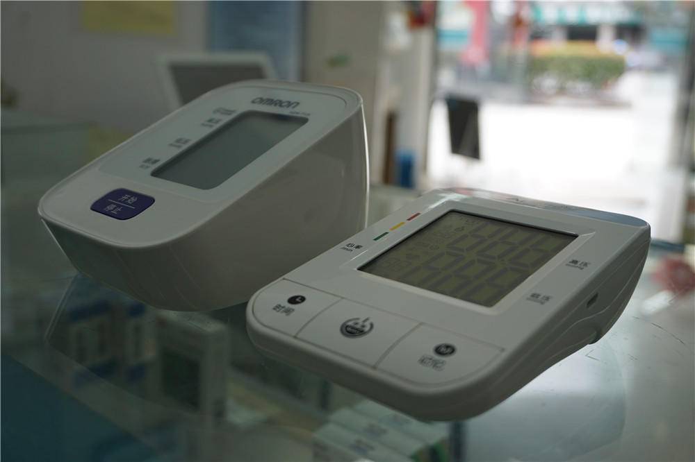 长坤手臂式智能电子血压计,爱尔泰血氧仪