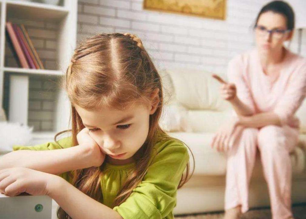 孩子被欺负时却不敢还手，如此怂娃，父母要承担很大责任