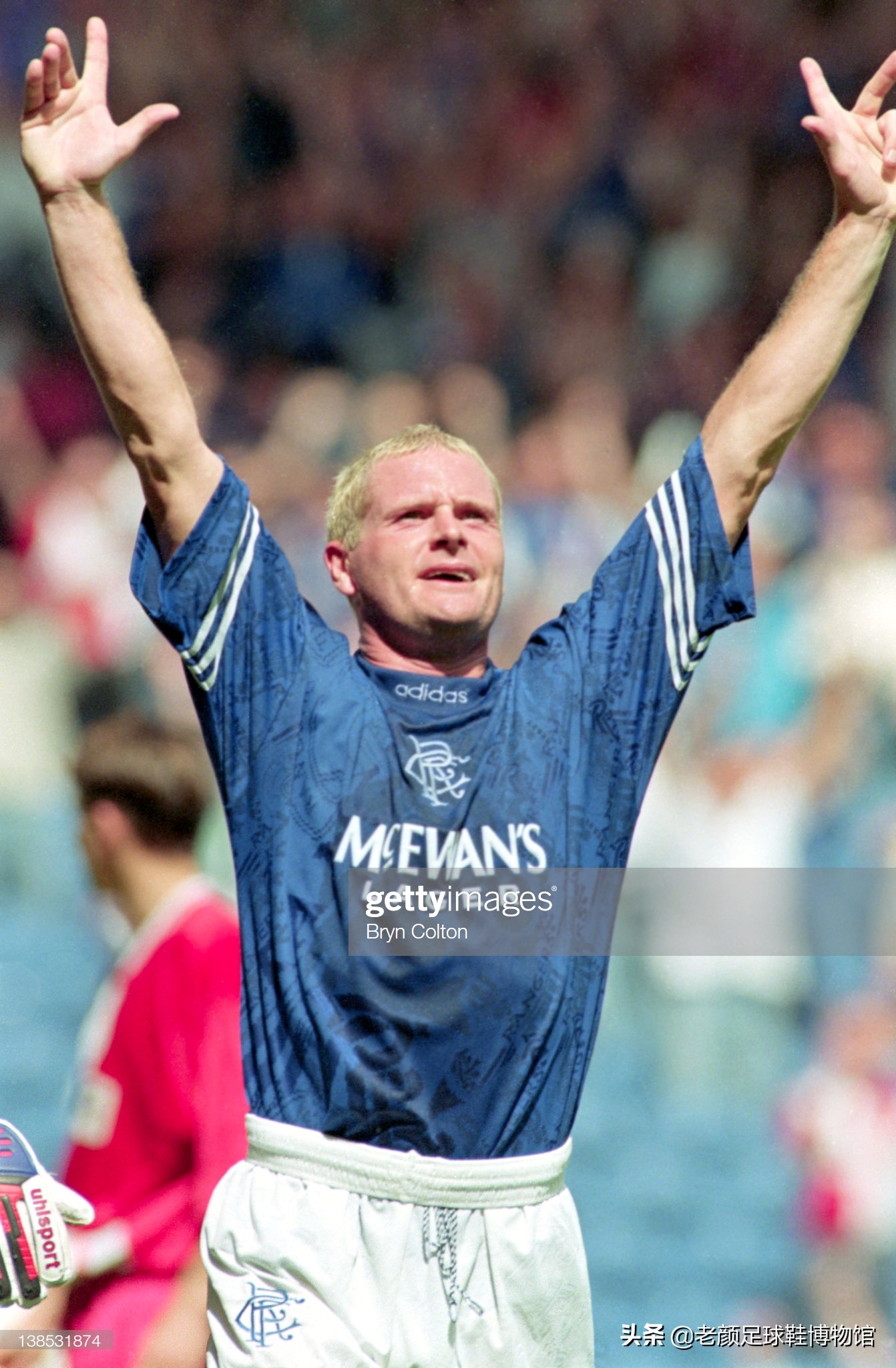 破产酒鬼的球鞋拍卖值6万，加图索的恩人名字成为香港路名