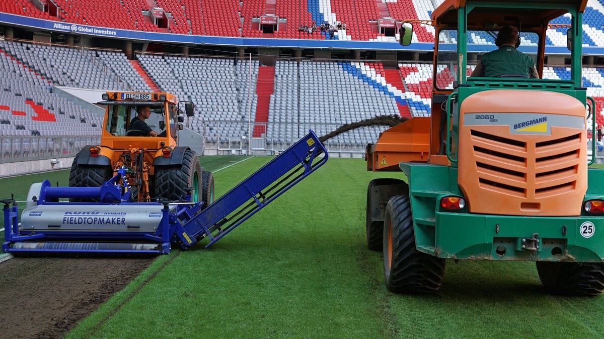 老球迷在球场,老球迷踢足球