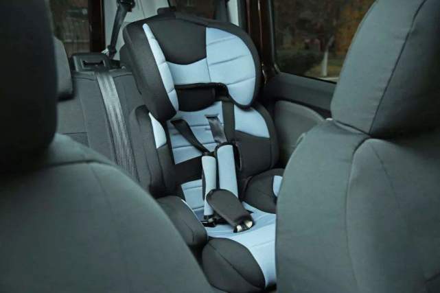 出租车4个成人一个婴儿超载吗,4个成人2个儿童算不算超载