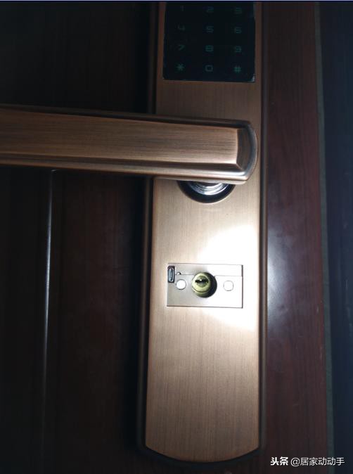 门锁锁芯拆装,智能锁安装师傅更换锁芯