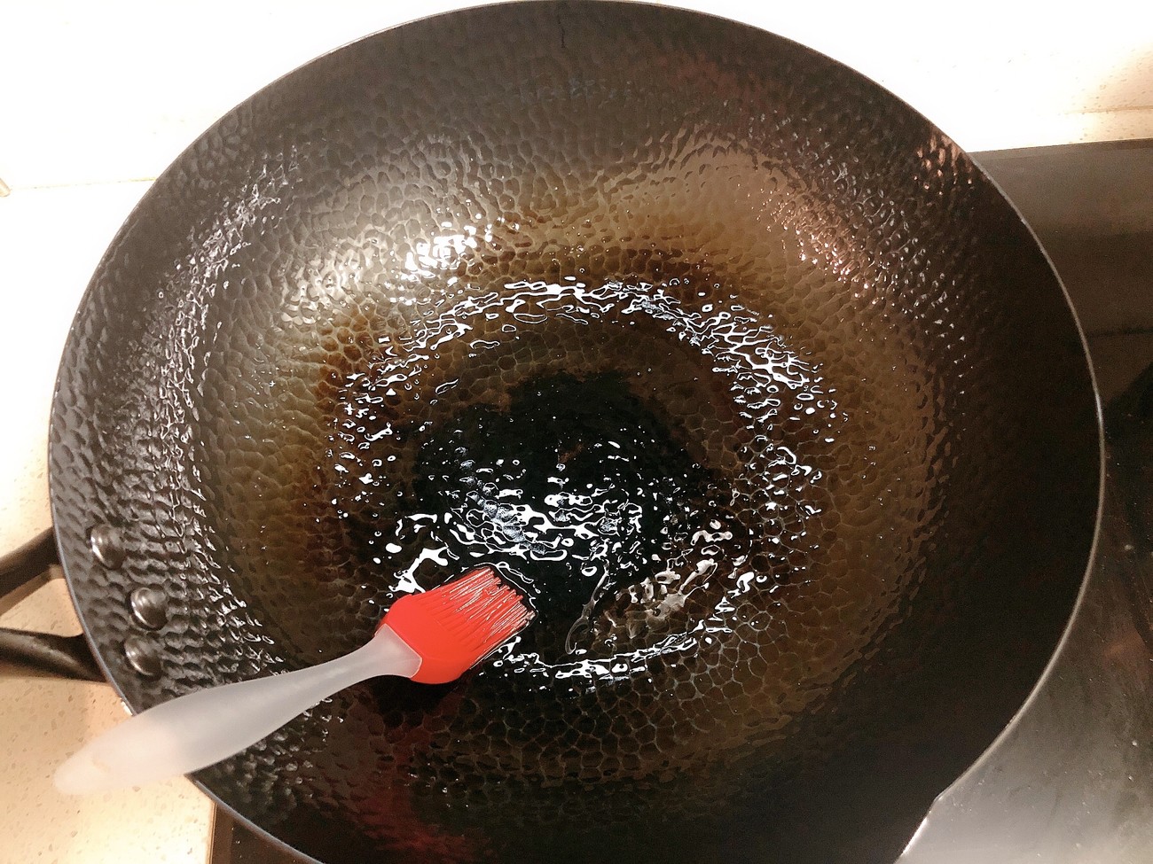 新买的铁锅别着急炒菜,新买铁锅别急着用