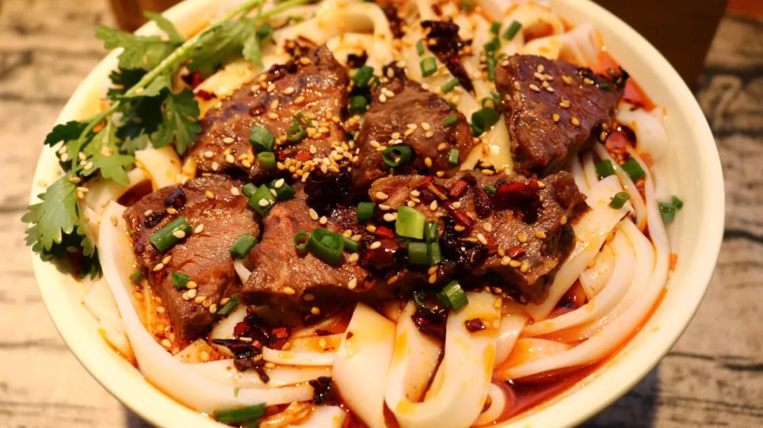 我只吃小面！打卡了这家手工粉后我真香了