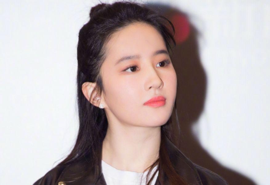 长脸自来卷适合什么好打理的发型,头发微卷脸型宽适合什么发型