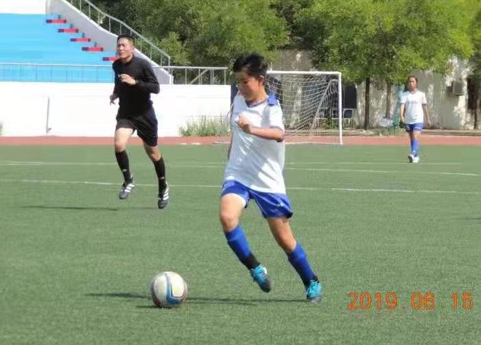 一脚射门！宝清二中女孩赛场上划出完美“弧线”！