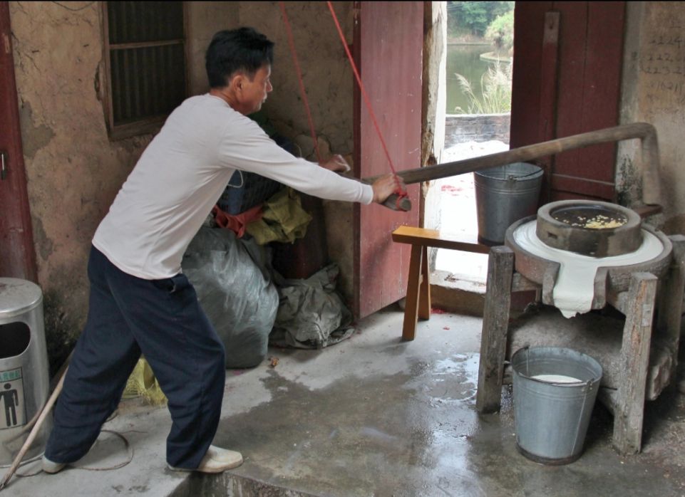 老丈人一生中娶了三个女人，我曾跟丈母娘学磨豆腐