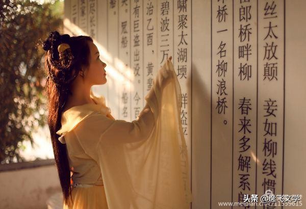 【原创.古韵新声】纤陌畔,小桥东。清溪流水逐残红