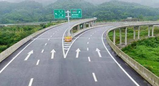 开车遇到复杂路况走错路,走错路上了高速怎么办