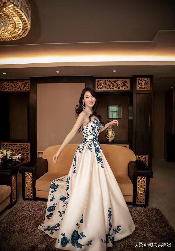 温峥嵘斜肩裙图片,温峥嵘穿衣服风格