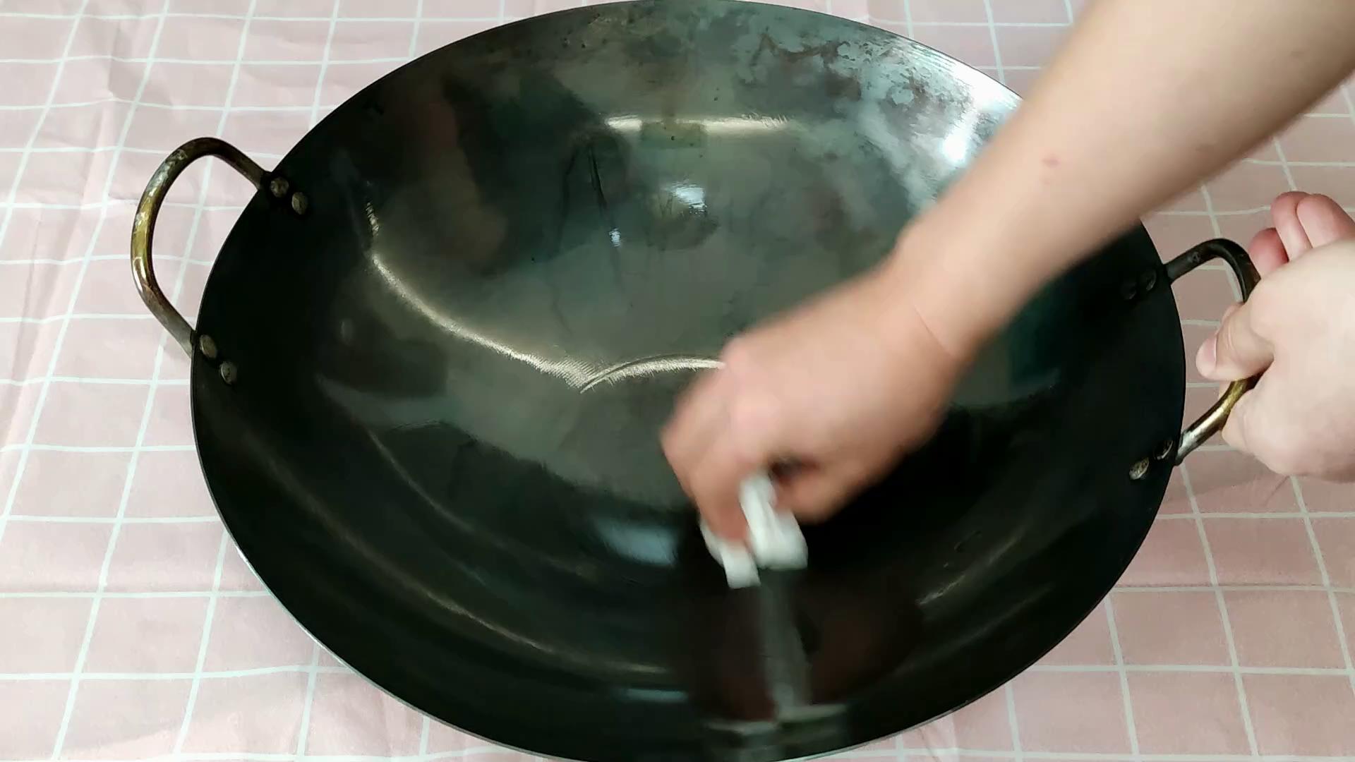 新铁锅不要直接用大厨教你开锅,新买的铁锅开锅不要猪肉