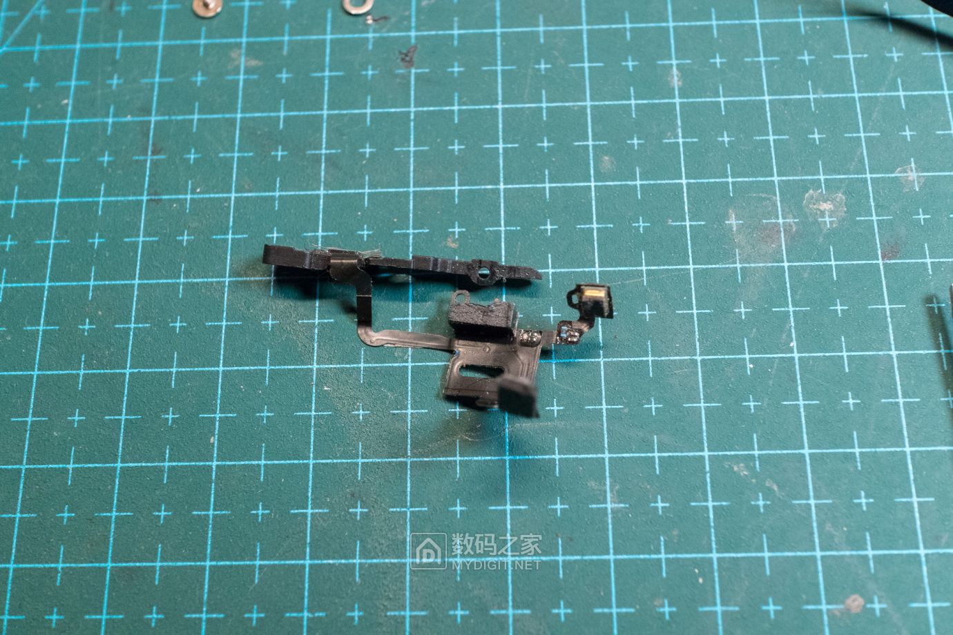 把未拆封的iphone4做成标本,iphone4被做成标本