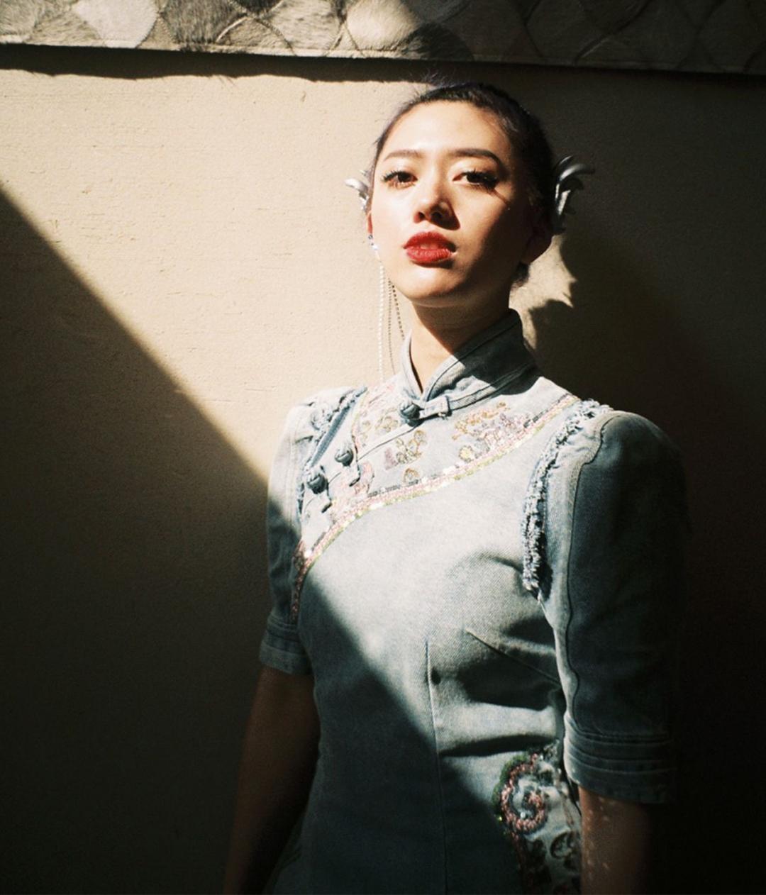 黄龄穿搭机能风衣,lisa黄龄穿搭