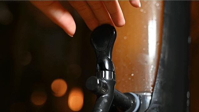 人气爆红的烧烤场，藏在了650㎡的校园课室里