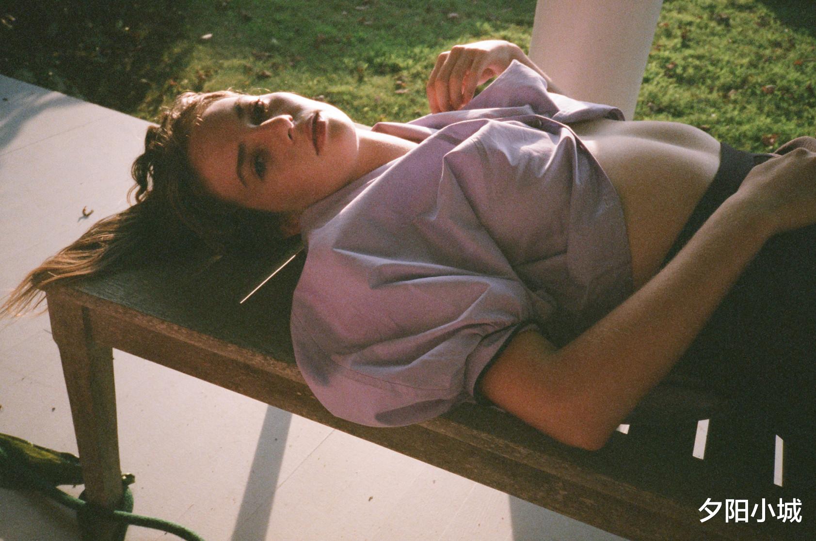 女星玛雅·霍克：这个藏在桌底的女孩，最终也没能成为小美人鱼