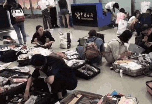 中国游客去韩国被脖子挂黄牌,中国游客被赶下飞机